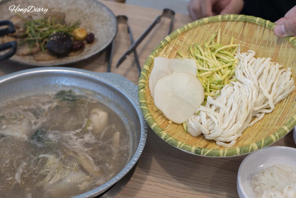 すべての食材の旨味を吸い込んだ出汁でカルグクスを煮込む(コスモス釜山)