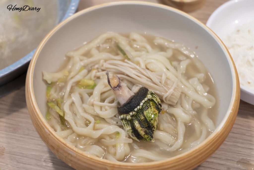 Última taza de kalguksu con percebes en el caldo acumulado del shabu-shabu, Cosmos Busan BIFC2