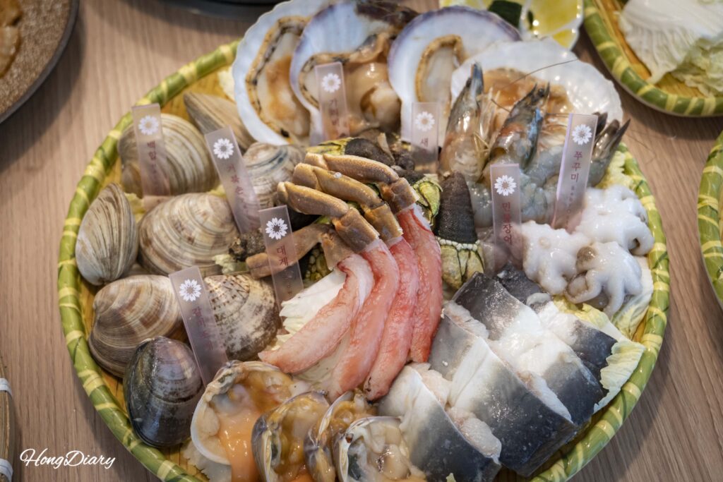 Platter de mariscos para shabu-shabu en Cosmos Busan: camarones, vieiras, cangrejo de nieve, anguila