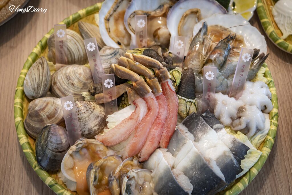 コスモス釜山のしゃぶしゃぶ用海鮮プラッター。エビ、ホタテ、ズワイガニ、ウナギなど