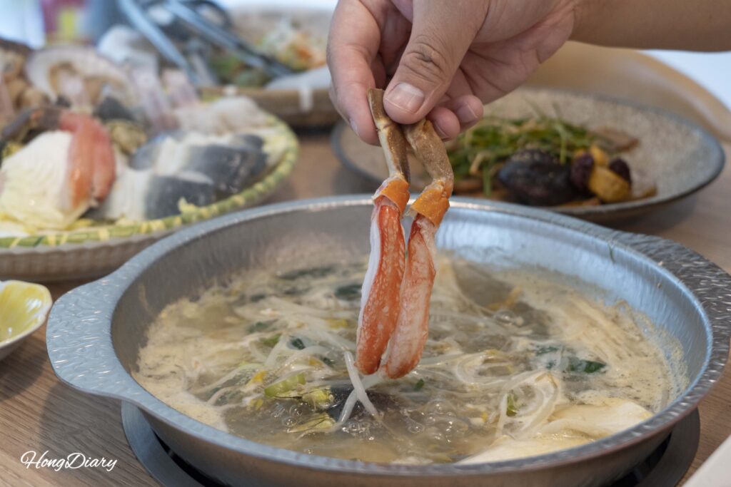 ズワイガニをしゃぶしゃぶの出汁に入れるコスモス釜山BIFC2