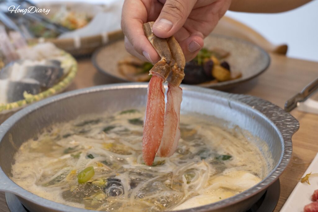Snow crab being added to the shabu-shabu broth at Cosmos Busan BIFC2