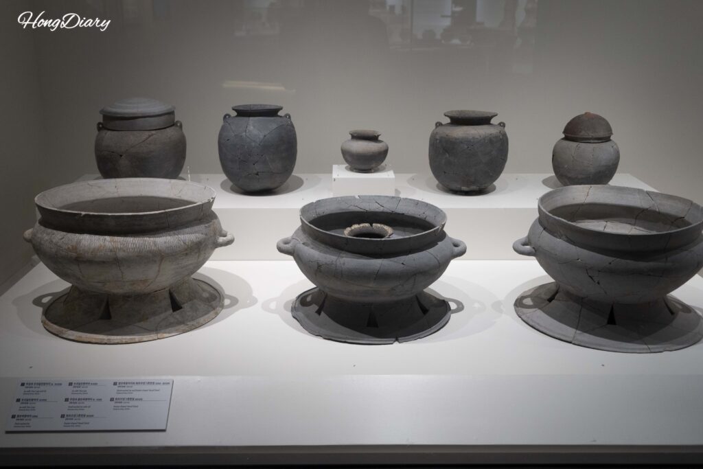 Geumgwan Gaya artifacts excavated from the Daeseong-dong Tombs in Gimhae