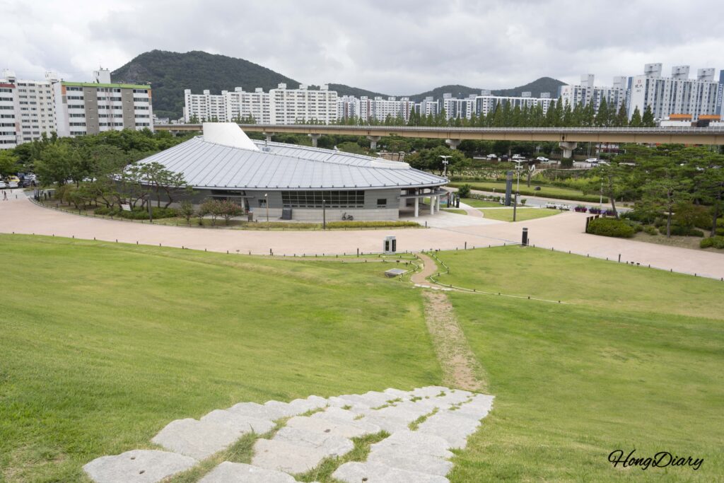 大成洞古墳群の丘の頂上から見下ろした金海の街並み