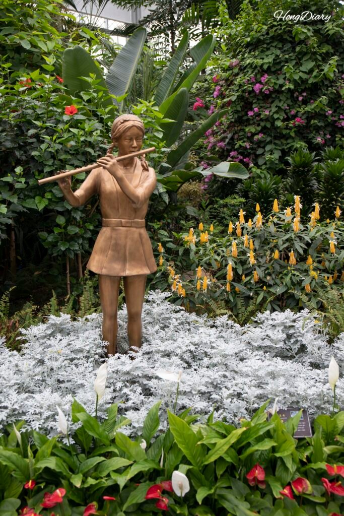 Interior del invernadero de Donggungwon en Gyeongju con plantas tropicales bajo techo de vidrio