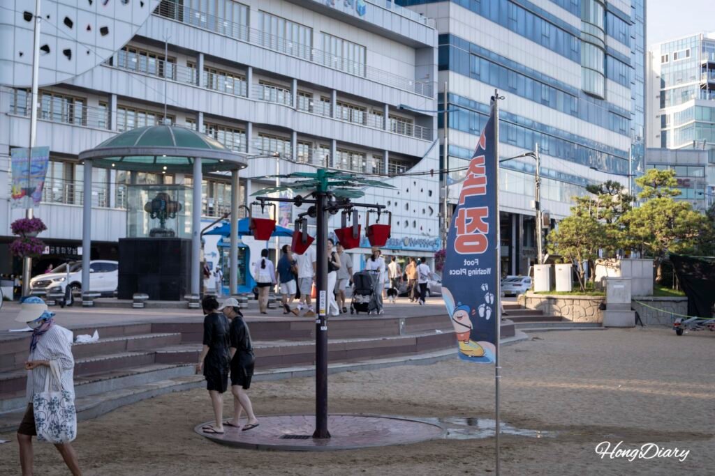 Estación de duchas al aire libre en la playa de Gwanganli para enjuagarse después de nadar