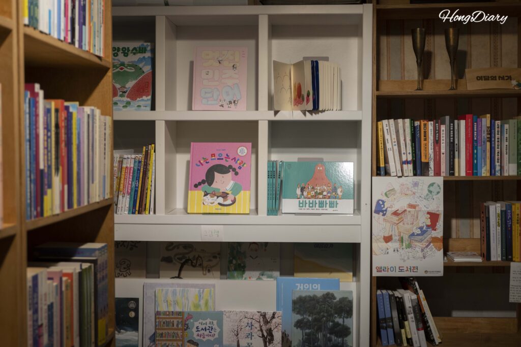 ドゥルミ書房の棚に並ぶ書籍
