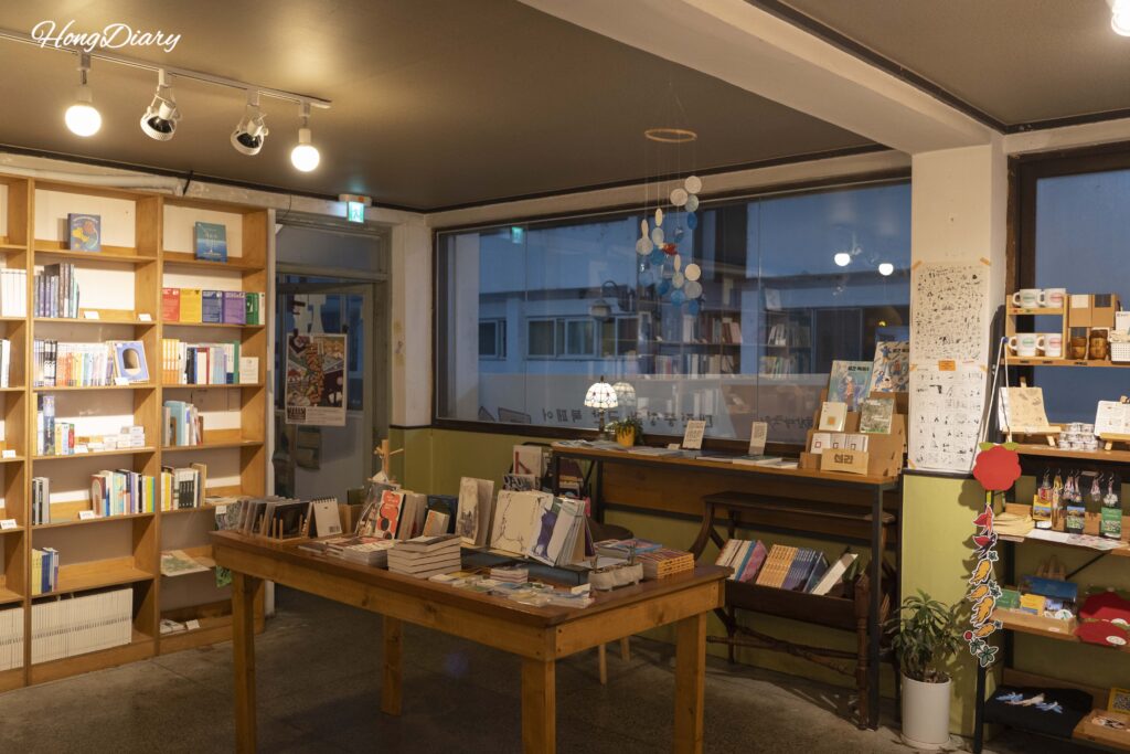 Books and Geumsan-themed souvenirs and goods at Durumi Bookshop