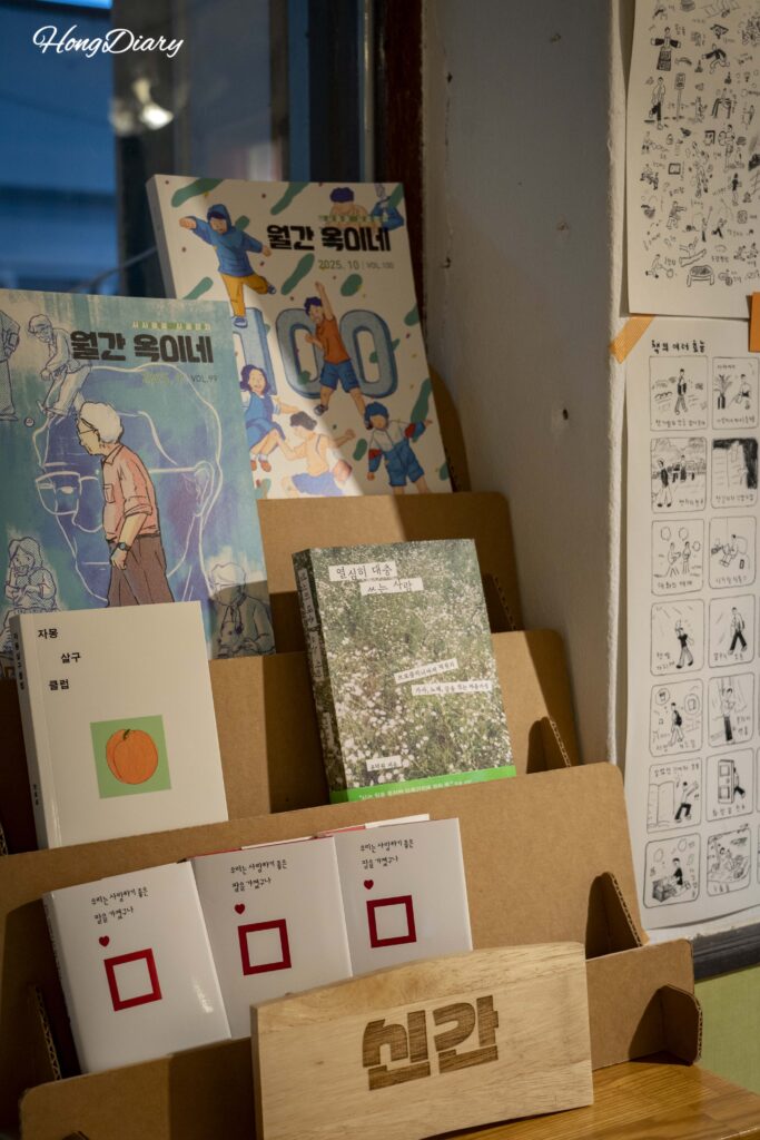 ドゥルミ書房に並ぶ独立出版の書籍やリトルプレス