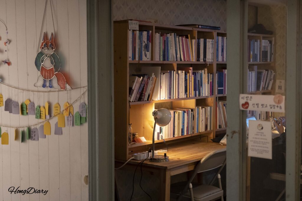 Ambiente interior de Durumi Bookshop con iluminación cálida y decoración acogedora