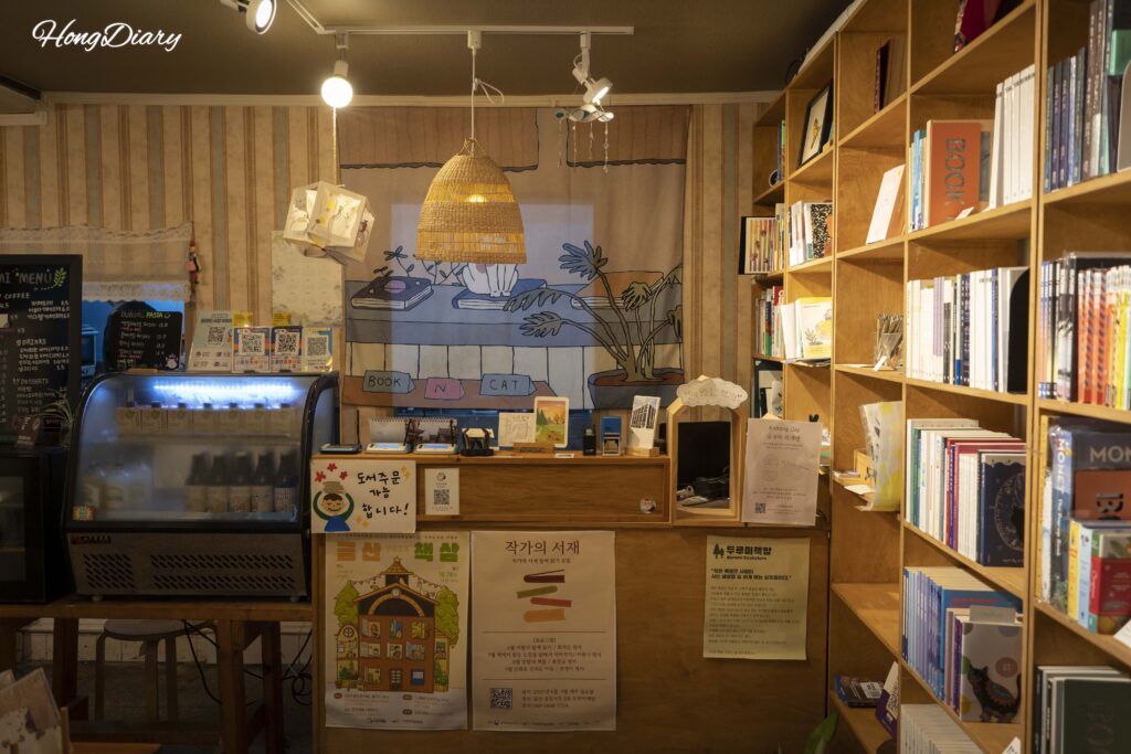 ドゥルミ書房の内部|壁一面の本棚とあたたかい照明
