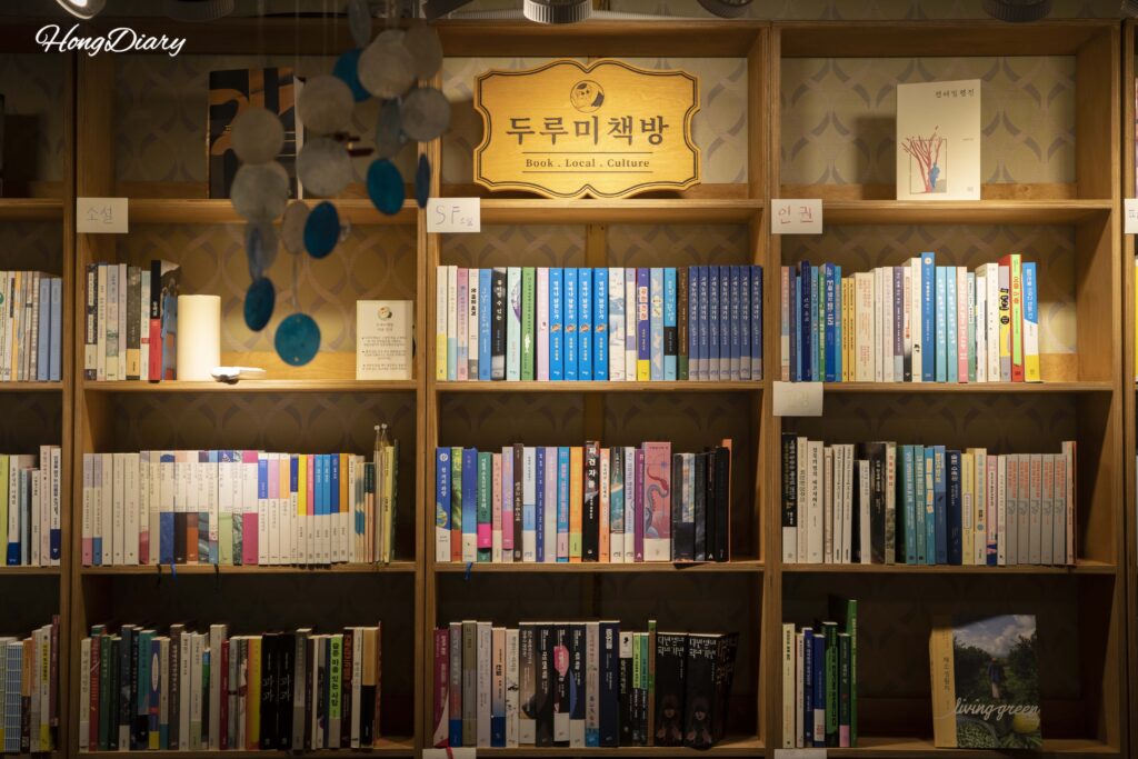 Interior de Durumi Bookshop con luces cálidas y estanterías del piso al techo