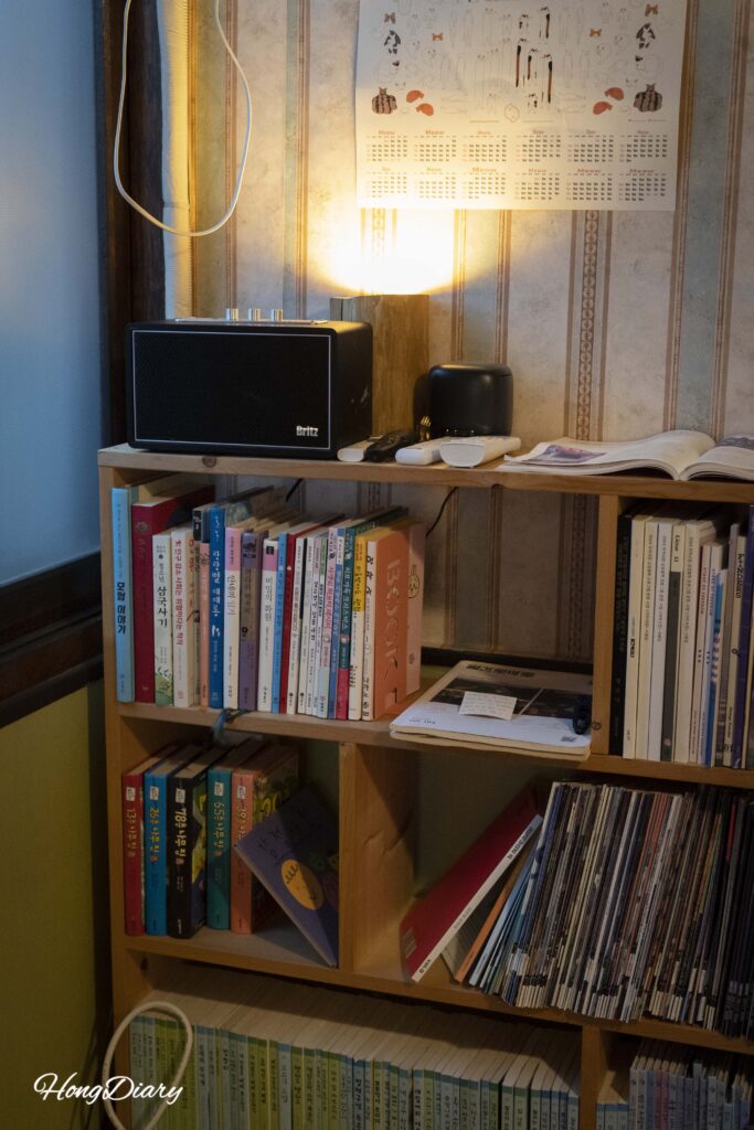 Libros seleccionados en las estanterías de Durumi Bookshop, curados para contar historias locales