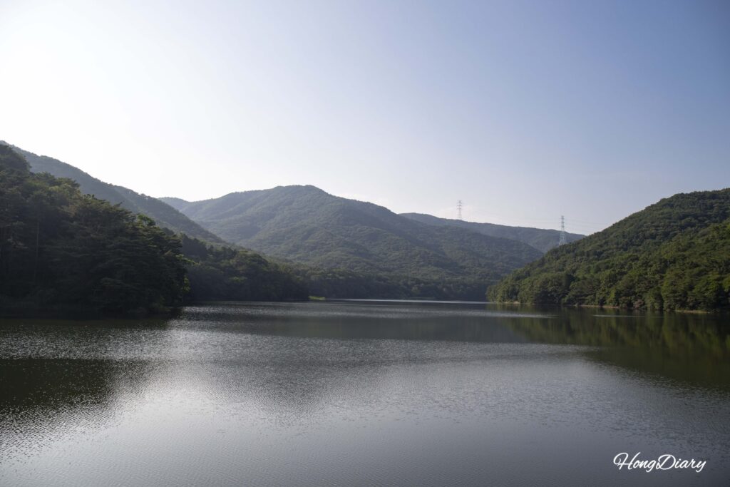 Vista panorámica final del Embalse de Beopgi y su lago, Yangsan, Gyeongsangnam-do