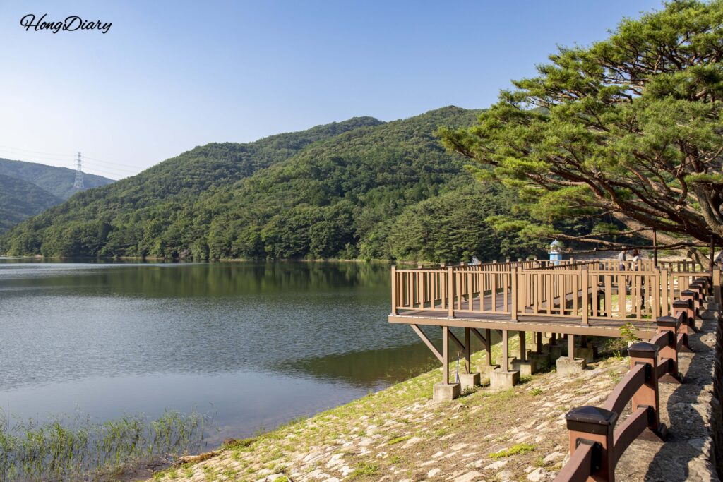 Vista panorámica de la presa de tierra del Embalse de Beopgi, 260 metros de largo, Yangsan