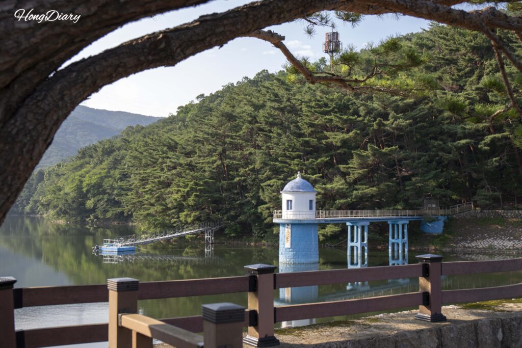 Panorámica de la presa del Embalse de Beopgi con la torre de toma de agua más antigua de Corea, Yangsan
