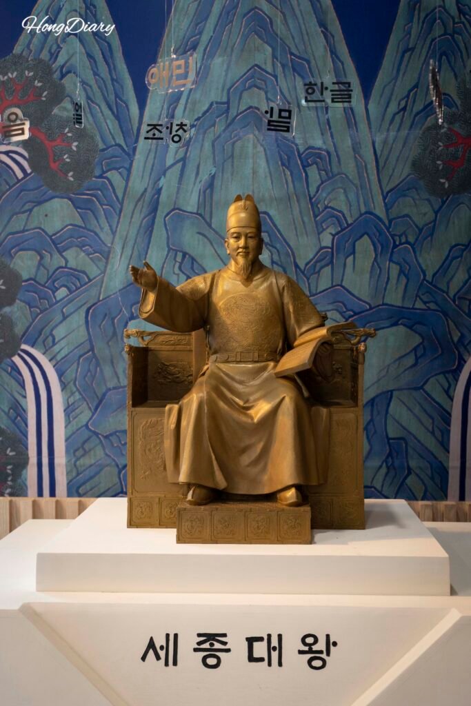 Estatua del rey Sejong el Grande exhibida en el Museo del Hangeul en Gimhae