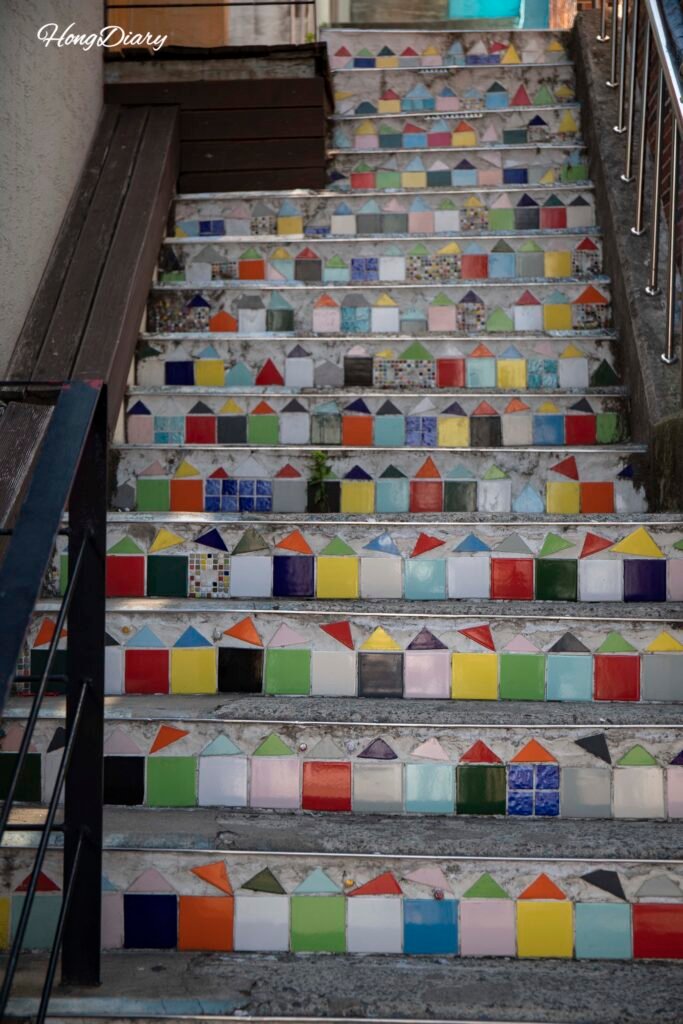 Escaleras mural Gamcheon Culture Village Busan colorido