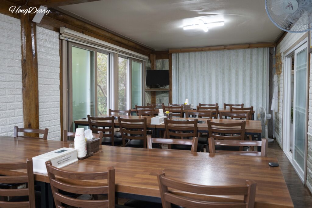 Interior del restaurante Gangbyeon Garden en Geumsan