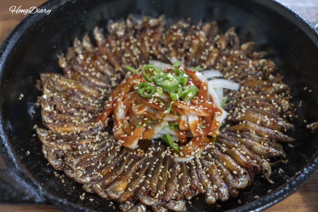 Dori-baengbaengi — small fried river fish coated in sweet and savory sauce, served at Gangbyeon Garden in Geumsan