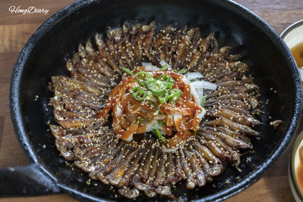 トリベンベンイ｜小さな川魚をカリカリに揚げて甘辛タレを絡めた錦山の名物料理