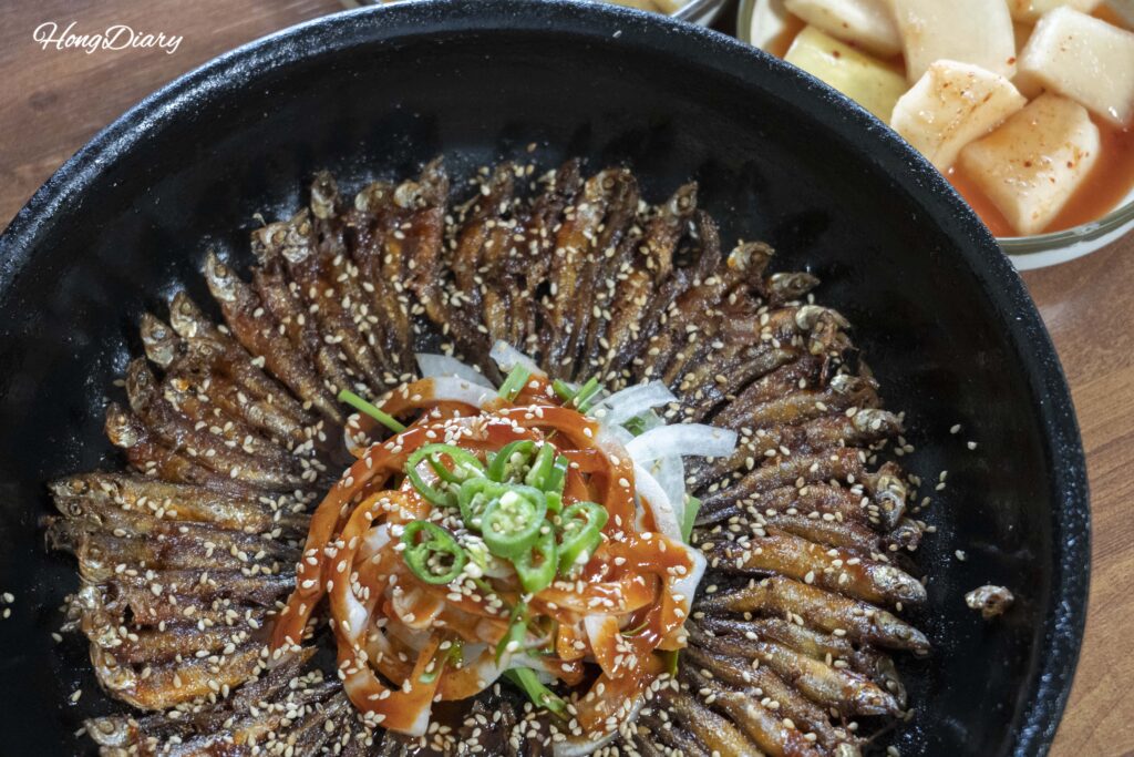 Dori-baengbaengi: pescaditos de río fritos con salsa agridulce, especialidad de Geumsan