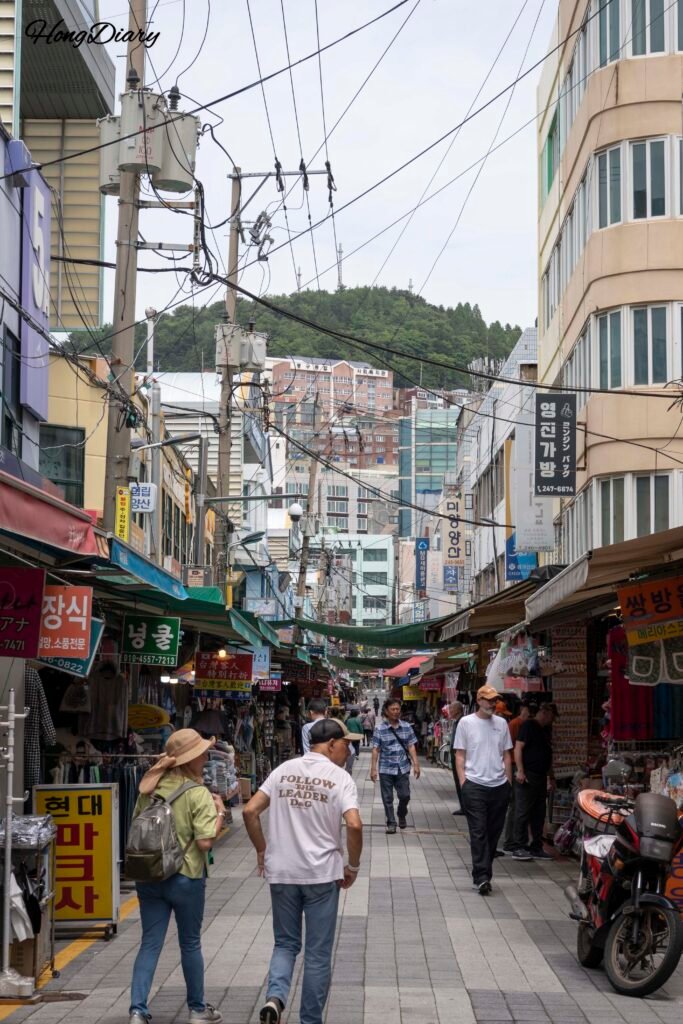 国際市場の狭い路地に並ぶ店舗