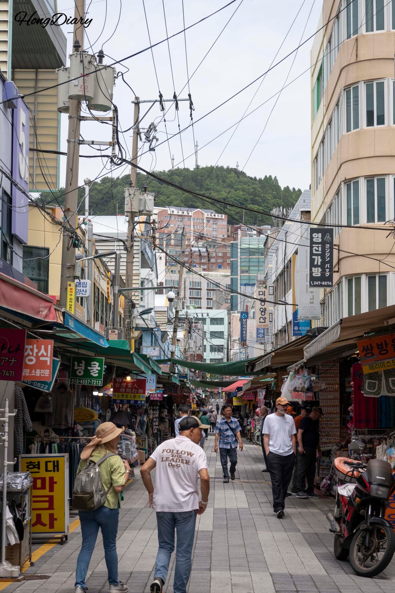 国際市場の狭い路地に並ぶ店舗