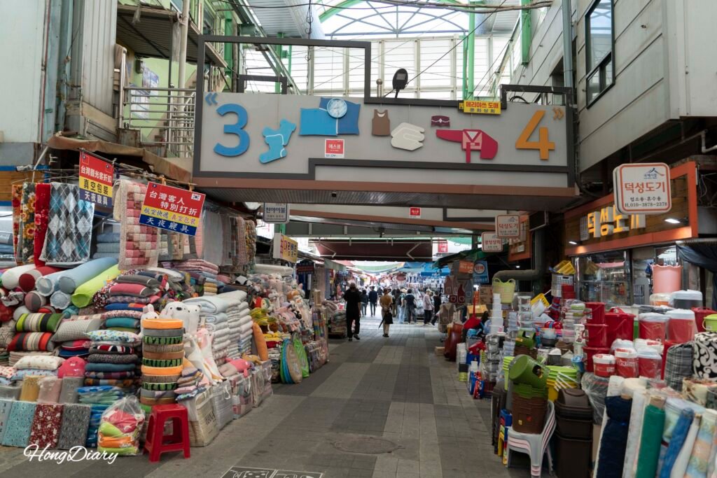 買い物客が行き交う国際市場の通り