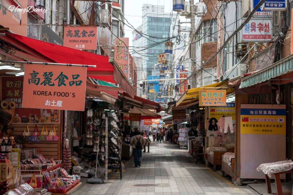 国際市場の通りを歩く買い物客たち