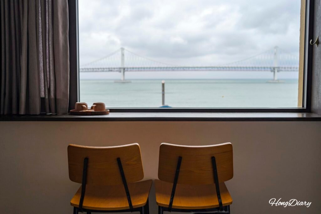 Vista diurna de la playa de Gwangalli y el mar desde la habitación del Gwangalli W Hotel