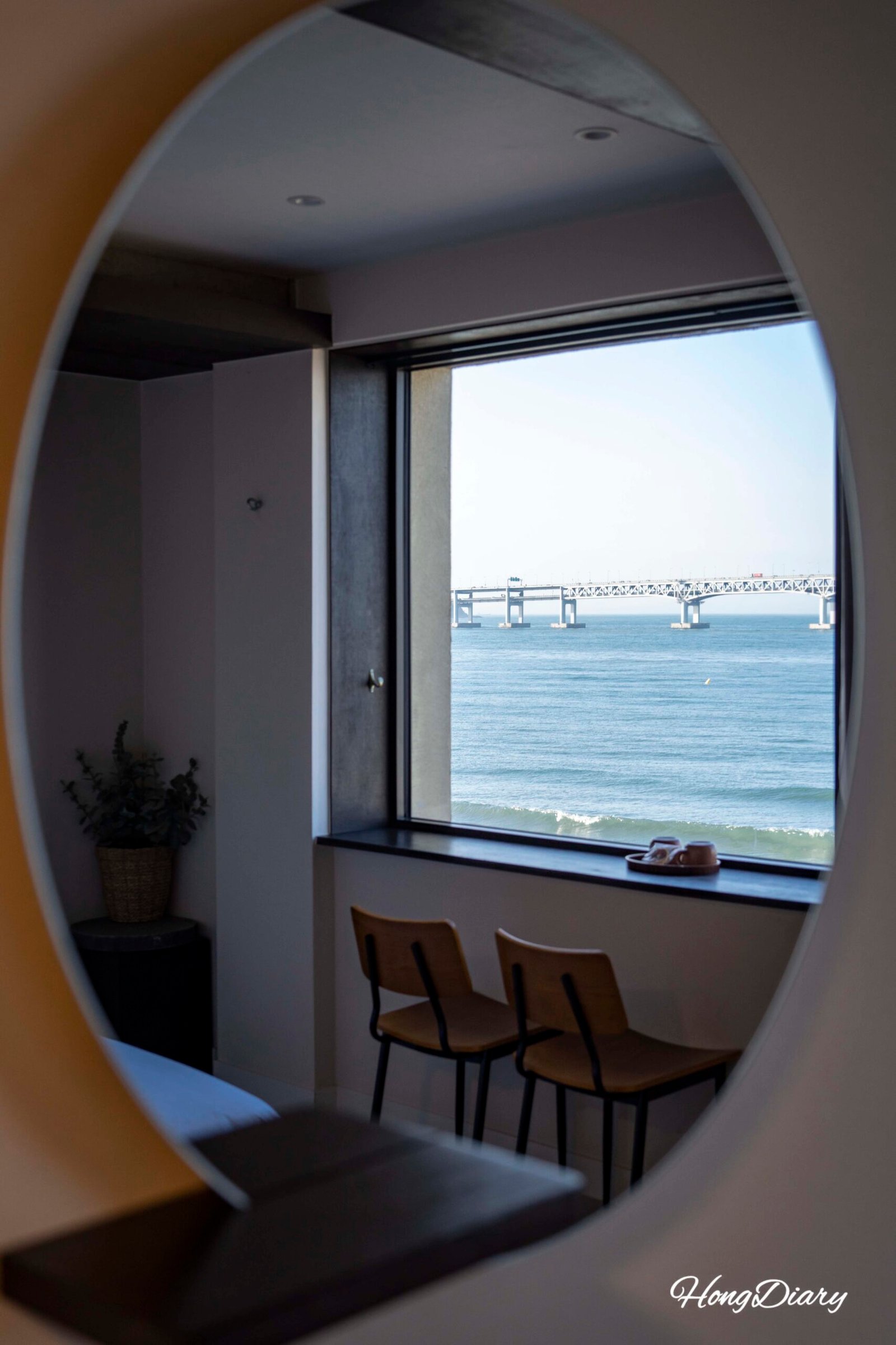 Reflejo de la playa de Gwangalli y el Puente Gwangan en el espejo de la habitación del Gwangalli W Hotel