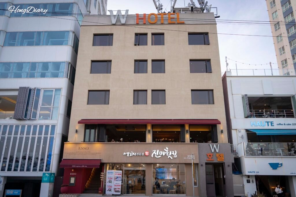 Exterior del Gwangalli W Hotel sobre la avenida Gwanganhaebyeon-ro en el distrito de Suyeong-gu, Busán, frente a la playa de Gwangalli