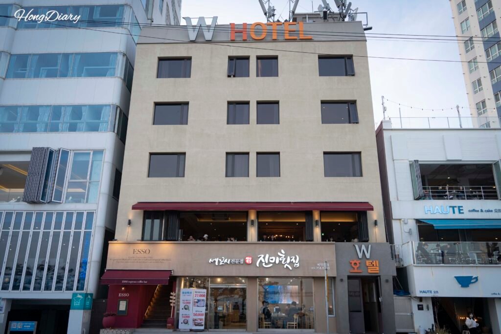 Exterior of Gwangalli W Hotel on Gwanganhaebyeon-ro, Suyeong-gu, Busan, directly facing Gwangalli Beach