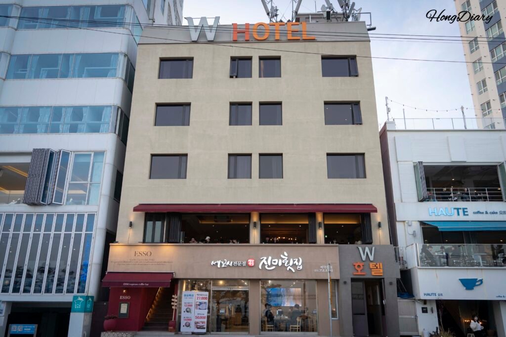 広安里ビーチ沿いに建つ広安里Wホテルの外観（釜山・水営区）