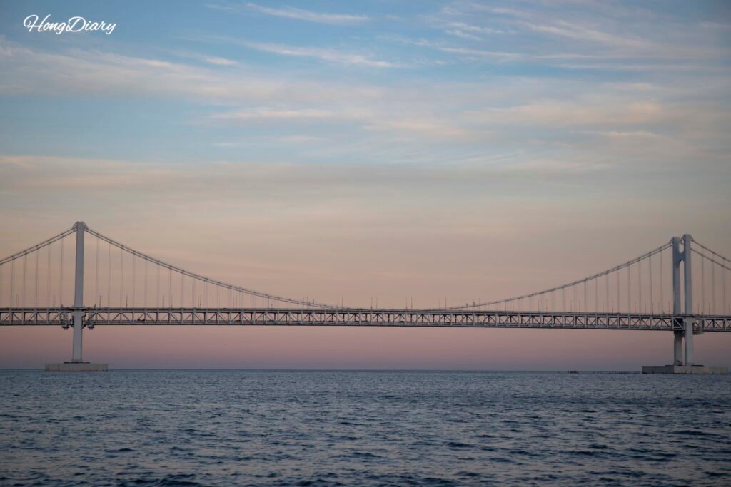 Sunset view of Gwanganli Beach with Gwangan Diamond Bridge in the background