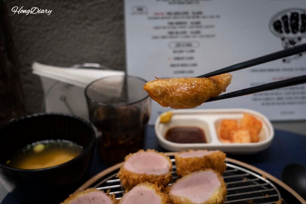 Gyoza frita de piel de pollo, acompañamiento anterior en HETZ Gwanganli, Busán
