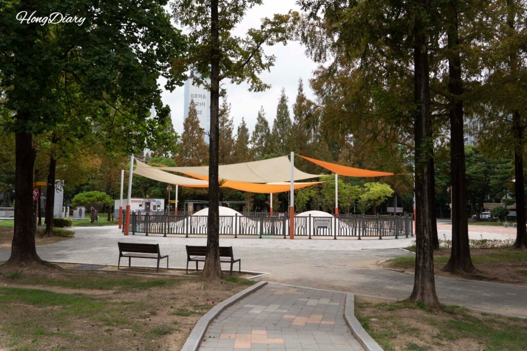 金海ハングル博物館の裏手に広がるハングル文化公園の遊具と緑地