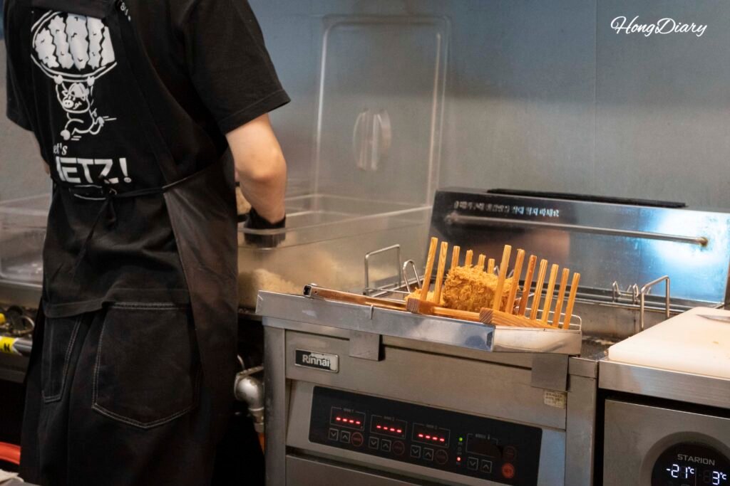 Cocina abierta y asientos tipo mostrador en HETZ, Gwanganli