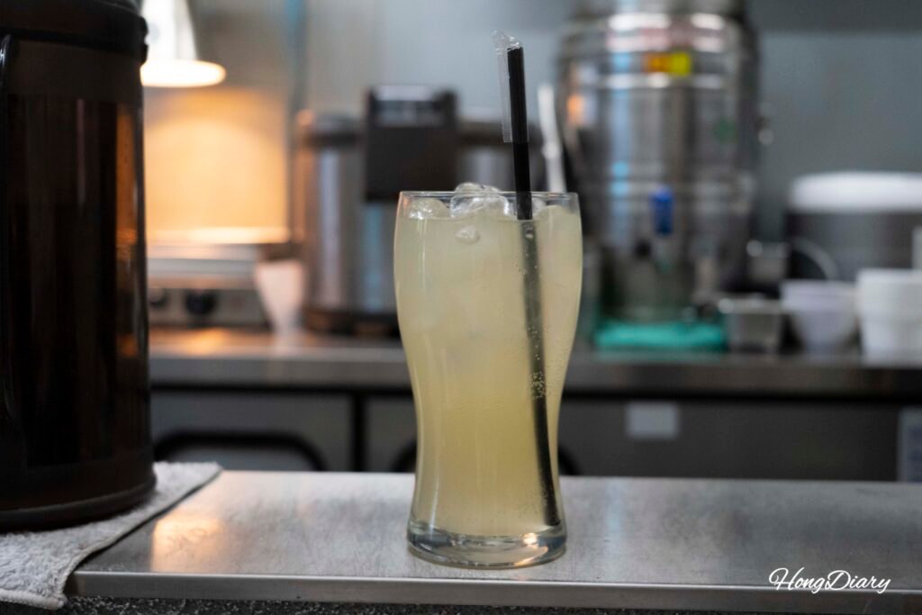 Highball de yuzu HETZ servido junto al tonkatsu en Gwanganli, Busán