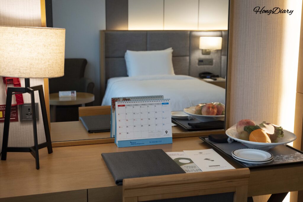 Frutas de bienvenida y tocador con amenities en el Hotel Inter-Burgo Daegu