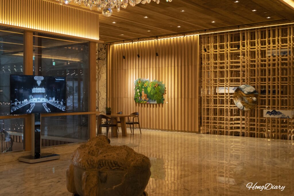 Lobby del Hotel Inter-Burgo Daegu con techos altos y pisos de piedra pulida
