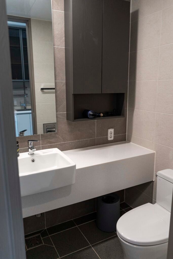 Baño con cabina de ducha del hotel en Nampo-dong, Busan