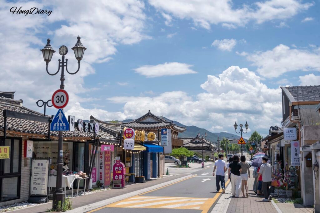 Vista diurna de la calle Hwangnidan-gil en Gyeongju con visitantes frente a tiendas hanok