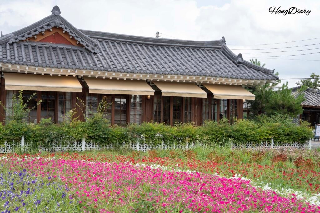 慶州・皇理団キルの瓦屋根の韓屋建物。店舗として利用されている伝統建築
