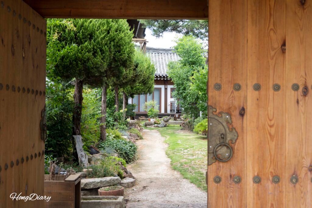 Edificio hanok con techo de teja curvo a lo largo de Hwangnidan-gil en Gyeongju