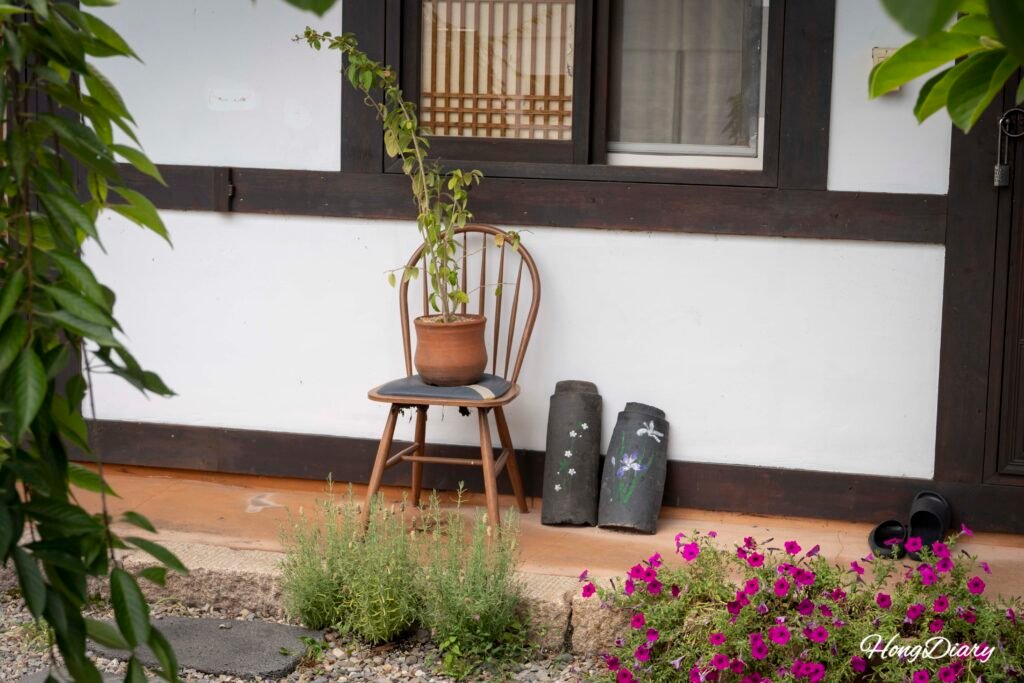 慶州・皇理団キルの韓屋スタイルの店先。黒い木の梁と瓦屋根が特徴的