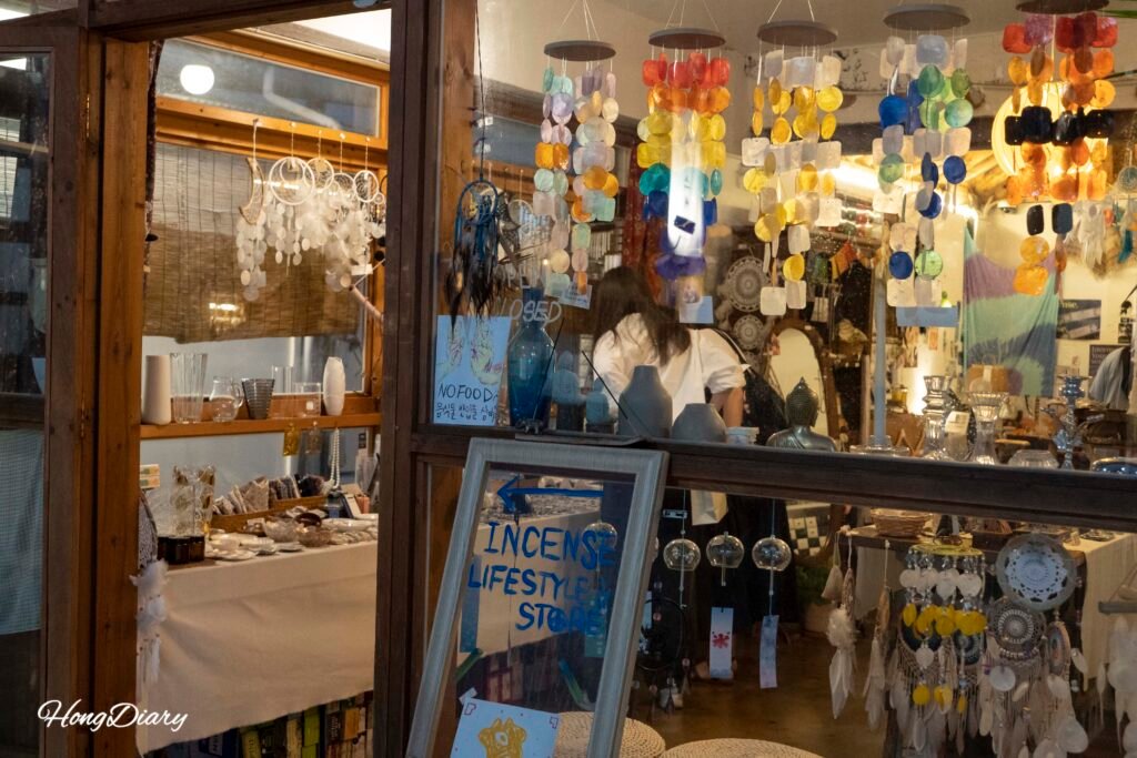 夜の慶州・皇理団キル。店舗のあたたかい照明が瓦屋根に反射している