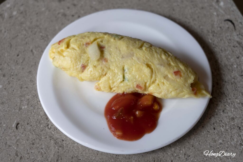 Made-to-order omelet from the breakfast service at The Buffet at Inter-Burgo Daegu