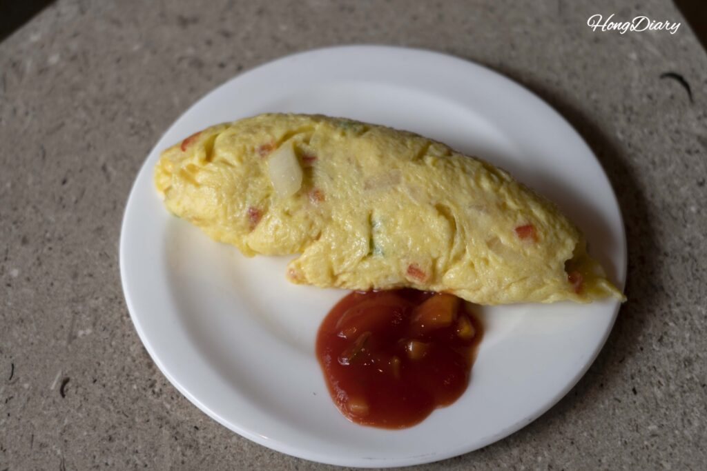 翌朝の朝食サービスで注文したオムレツ